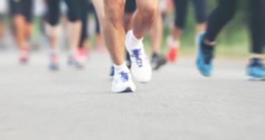 sfocatura di movimento della maratona in esecuzione foto