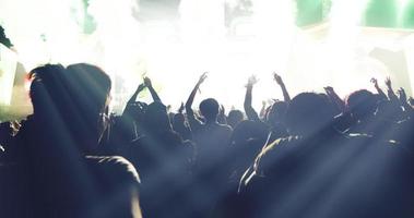 sfocata della silhouette di una folla di concerti