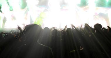 sfocata della silhouette di una folla di concerti