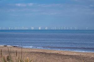 Parco eolico offshore visto dal punto di disprezzo, East Yorkshire, Inghilterra foto