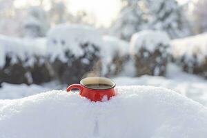 caffè nel un' tazza su il sfondo di un' inverno tema foto