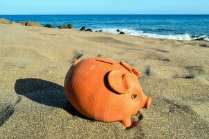 un' porcellino banca su il spiaggia foto