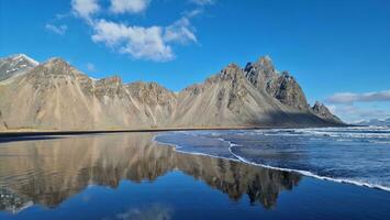 vestrahorn montagne nel Islanda natura, stokksnes spiaggia formatura sorprendente scandinavo paesaggio. bellissimo di fronte al mare o costa con famoso nero sabbia spiaggia, islandese natura selvaggia. foto