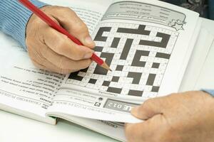 bangkok, Tailandia giugno 14, 2023 alzheimer malattia anno Domini, asiatico anziano donna giocando sudoku puzzle gioco per pratica per demenza prevenzione. foto