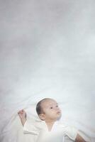 verticale foto di neonato bambino ragazzo con copia spazio
