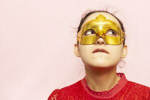 ritratto di bellissimo donna nel sera vestito e d'oro masquerade maschera. san valentino giorno, carnevale, festivo sfera, compleanno celebrazione concetto. facciale espressioni di giovane femmina foto