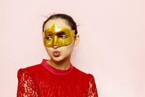 ritratto di bellissimo donna nel sera vestito e d'oro masquerade maschera. san valentino giorno, carnevale, festivo sfera, compleanno celebrazione concetto. facciale espressioni di giovane femmina foto