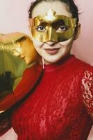 donna indossare masquerade maschera e Tenere cuore sagomato aria Palloncino. san valentino giorno, compleanno, anniversario, festivo, palla celebrazione concetti foto