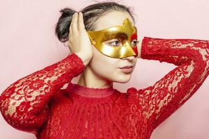 ritratto di bellissimo donna nel sera vestito e d'oro masquerade maschera. san valentino giorno, carnevale, festivo sfera, compleanno celebrazione concetto. facciale espressioni di giovane femmina foto