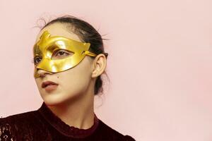 ritratto di bellissimo donna nel sera vestito e d'oro masquerade maschera. san valentino giorno, carnevale, festivo sfera, compleanno celebrazione concetto. facciale espressioni di giovane femmina foto