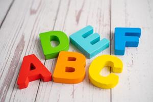 alfabeto inglese in legno colorato per l'istruzione l'apprendimento scolastico foto