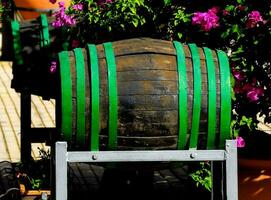 un' di legno barile con verde strisce foto