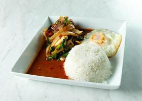 mescolare carne di maiale croccante fritta e pasta di peperoncino con riso, cibo tailandese foto