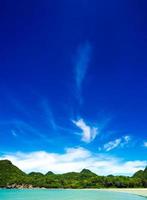 ampia vista mare e montagna con cielo azzurro foto