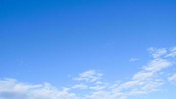 cielo azzurro e nuvole bianche. nuvole sullo sfondo del cielo blu. foto