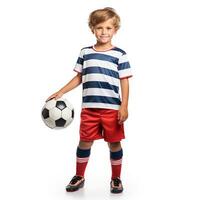 poco ragazzo con un' calcio palla su un' bianca sfondo foto