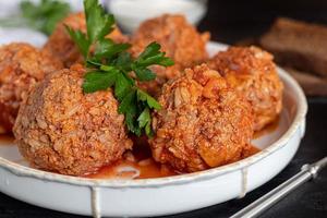 polpette di carne su fondo in legno con salvia foto