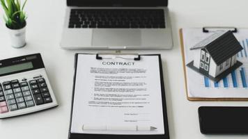 scrivania da lavoro per la firma dei documenti del contratto di costruzione della casa. foto