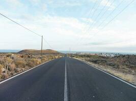 un vuoto strada con un' energia linea nel il distanza foto