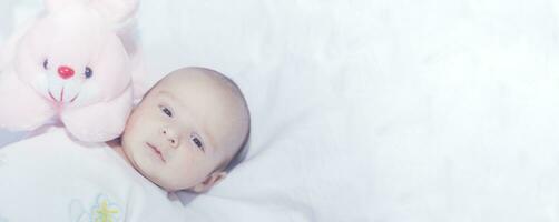 carino neonato bambino ragazzo con Pasqua rosa Pasqua coniglietto foto