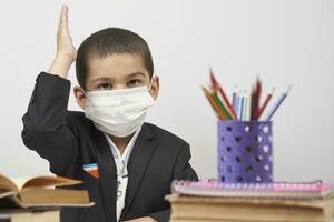 indietro per scuola dopo covid-19 pandemia. scolaro durante un' scuola attività foto