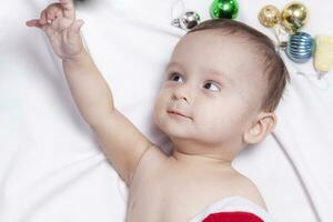 bambino ragazzo giocando con Natale palle e giocattoli foto