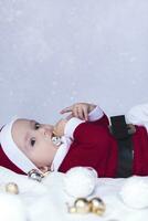 poco babbo natale. 6-9 mesi vecchio bambino ragazzo nel Santa Claus costume. allegro Natale foto