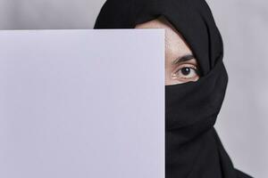 giovane musulmano donne con espressive occhi foto