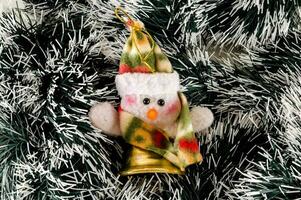 un' piccolo pupazzo di neve ornamento su un' Natale albero foto