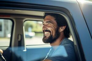 un' maschio turista si siede di il auto finestra mentre guida su un' strada viaggio con generativo ai foto