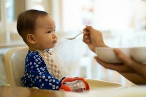 bambini siamo mangiare cibo nel 6 mese anno olds foto