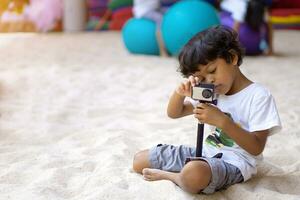 asiatico ragazzo utilizzando azione telecamera per prendere un' immagine o video foto
