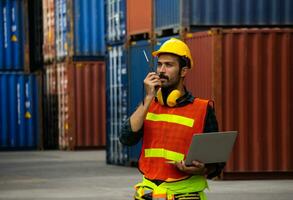 industriale lavoratore è controllo contenitore Caricamento in corso nel import-export attività commerciale. foto