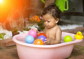 asiatico bambino bagnarsi nel vasche foto