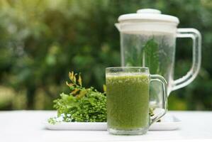 verde frullato erbaceo verdure nel bicchiere, all'aperto sfondo. concetto, salutare bevanda per Salute. bene essere e peso perdita menù. fatti in casa rinfrescante frutta bevande. alto fibre, disintossicazione. foto