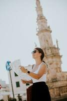 femmina turista con città carta geografica di il santo oronzo statua nel Ostuni, Italia foto