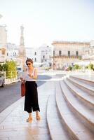 femmina turista con città carta geografica di il santo oronzo statua nel Ostuni, Italia foto