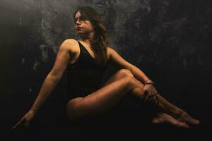 giovane attraente donna praticante yoga disciplina nel un' nebbioso camera foto