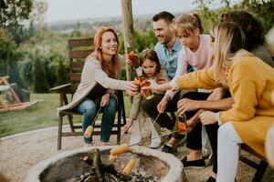 amici avendo bene tempo e cottura al forno calli nel il Casa Giardino dietro la casa foto