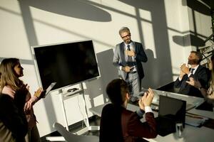 vista a un gruppo di uomini d'affari che lavorano insieme e preparano un nuovo progetto in una riunione in ufficio foto