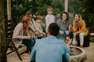 amici avendo bene tempo e cottura al forno calli nel il Casa Giardino dietro la casa foto