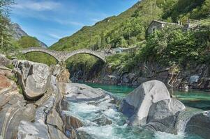 famoso Ponte dei sali ponte,lavertezzo,valle Verzasca,Ticino cantone, svizzera foto