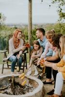 amici avendo bene tempo e cottura al forno calli nel il Casa Giardino dietro la casa foto