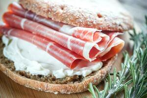 Sandwich con crema formaggio e jamon foto