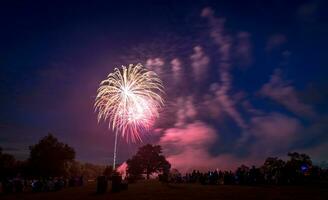 persone che guardano i fuochi d'artificio in onore del giorno dell'indipendenza foto