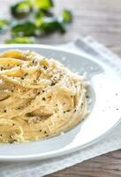 cacio e Pepe - spaghetti con formaggio e Pepe foto