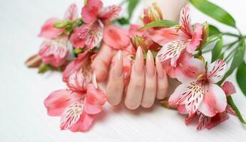 elegante pastello rosa naturale manicure. foto