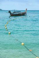 coda lunga barca su Alba spiaggia, KOH lipe, Sabato, Tailandia foto