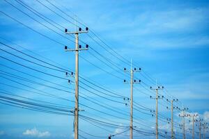 energia Linee su il blu cielo foto