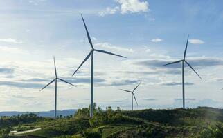 vento turbine su tramonto sfondo. naturale energia foto